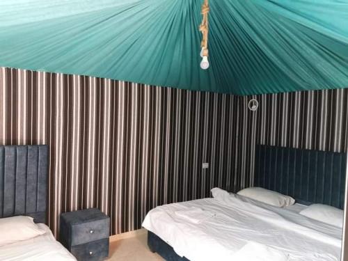 1 queen bed, 2 twin beds