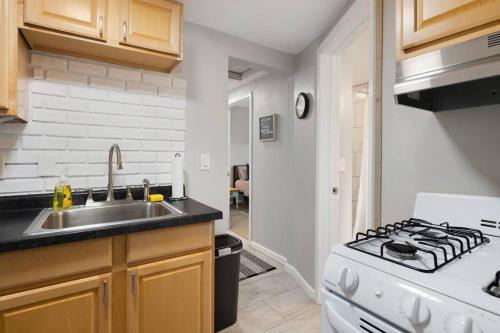 Great Location! 2BR - King Bed - Private Laundry in Warren, USA