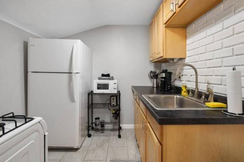Great Location! 2BR - King Bed - Private Laundry in Warren, USA
