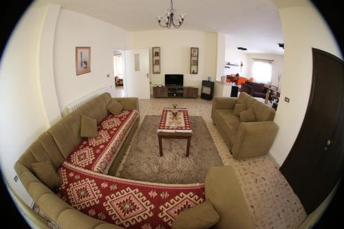 Alice & Andrew Apt. Few Steps to Madaba Old City Center, Madaba (foto 5)