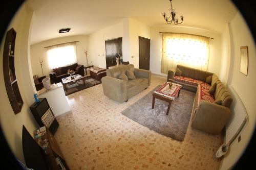 Alice & Andrew Apt. Few Steps to Madaba Old City Center, Madaba (foto 9)