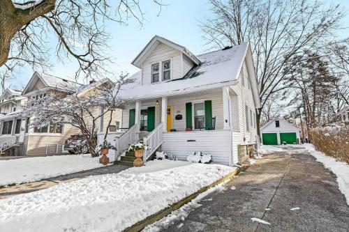 Eclectic Bungalow in the Heart of Royal Oak