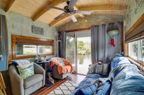 Bay St Louis Houseboat 6 Mi to Old Town and Beach! in Shoreline Park, USA