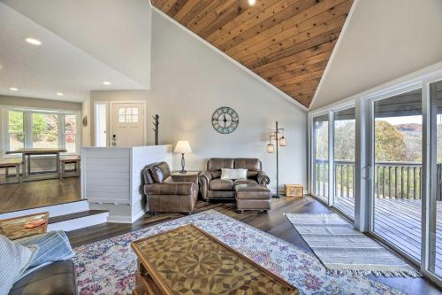 Updated Kingsport Home with Deck and Mtn Views! in Kingsport, USA