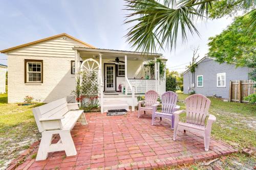 B&B Panama City - Lovely Panama City Cottage Walk to Bayside Beach! - Bed and Breakfast Panama City