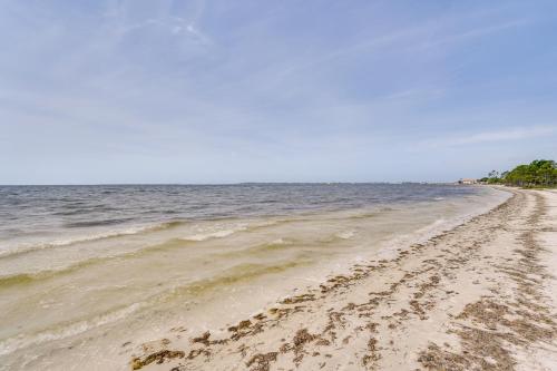 Lovely Panama City Cottage Walk to Bayside Beach!