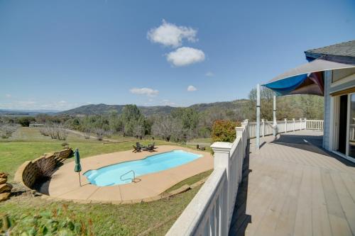 Pet-Friendly Clearlake Oaks Vacation Home with Pool!