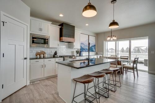 Family-Friendly Townhome about 2 Mi to Windsor Lake! in Windsor, USA