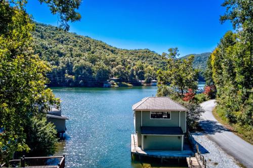 Southern Charm on the Lake