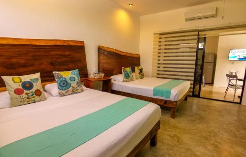 Deluxe Queen Room with Two Queen Beds image 10