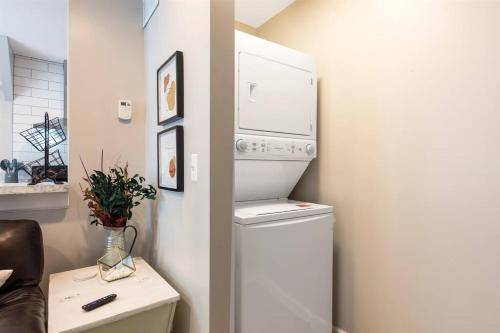 New! Luxury 1BR Flat near Downtown Mount Clemens in Mount Clemens, USA