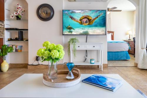 20FL Lanai condo with ocean & bay views, beach access - Tap to explore photos