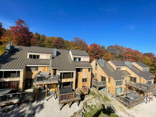 Condo 4 with AC Sauna and Hot tub Slopeside in the Winter in Killington, USA