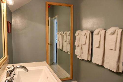 Condo 4 with AC Sauna and Hot tub Slopeside in the Winter in Killington, USA