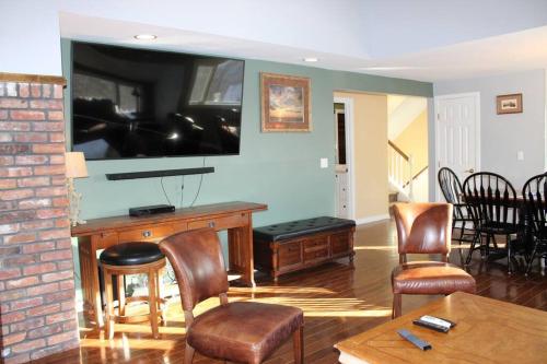 Condo 4 with AC Sauna and Hot tub Slopeside in the Winter in Killington, USA