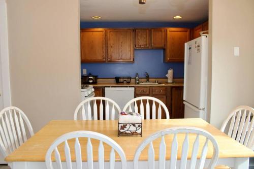 Condo #5 Slopeside One Bedroom with Sauna and Hot tub in Killington, USA