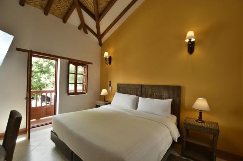 Classic Double Room with Balcony image 5
