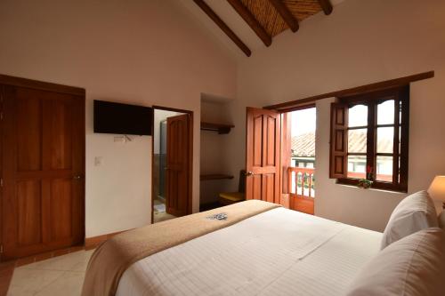 Classic Double Room with Balcony image 4