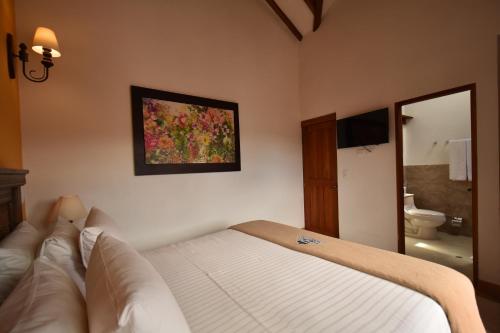 Classic Double Room with Balcony image 2