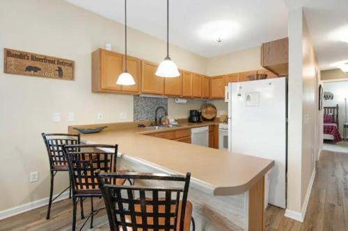 Bandit's Riverfront Retreat - Mountain View- Condo-Fishing-Balcony-Fireplace-Great Location! thumb 2