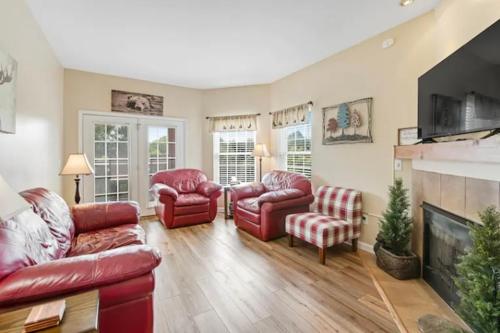 Bandit's Riverfront Retreat - Mountain View- Condo-Fishing-Balcony-Fireplace-Great Location! thumb 4