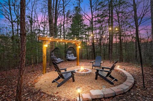 Upscale 3-Bedroom Oasis Nestled in the Woods in Ellijay, USA