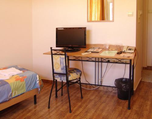 Central Family Hotel - image 9