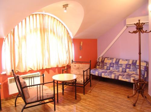Central Family Hotel - image 12