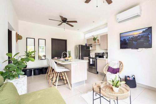 Bright & Airy new Condo, 5 min walk to Jaco Beach!, Хако (фото 3)