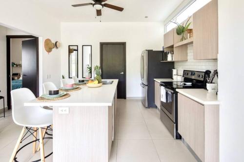 Bright & Airy new Condo, 5 min walk to Jaco Beach!, Хако (фото 4)