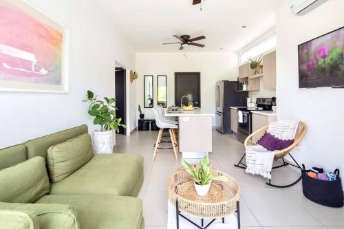 Bright & Airy new Condo, 5 min walk to Jaco Beach!, Хако (фото 8)
