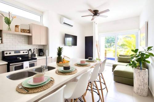 Bright & Airy new Condo, 5 min walk to Jaco Beach!, Хако (фото 9)