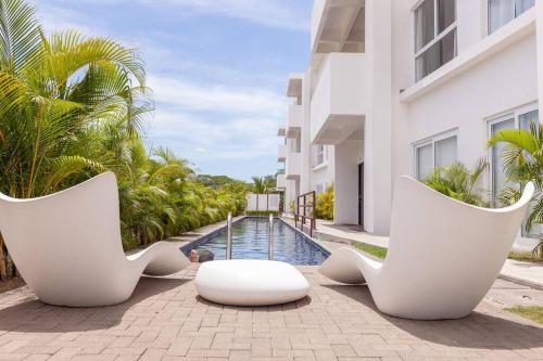 Bright & Airy new Condo, 5 min walk to Jaco Beach!, Jacó