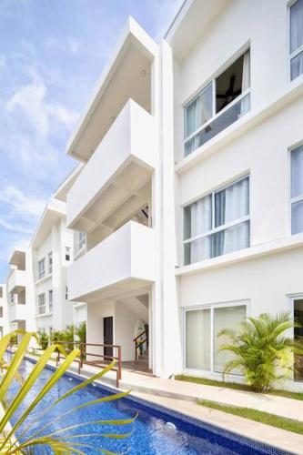 Bright & Airy new Condo, 5 min walk to Jaco Beach!