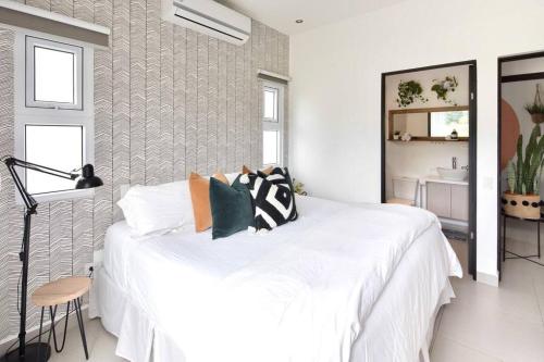 Bright & Airy new Condo, 5 min walk to Jaco Beach!