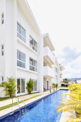 Bright & Airy new Condo, 5 min walk to Jaco Beach!