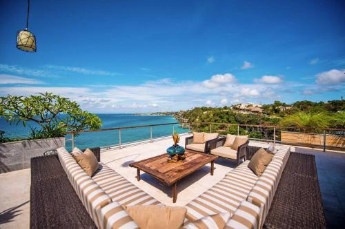 The Luxe Bali - Luxury 4 Bedroom Cliff Ocean Edge Villa Uluwatu