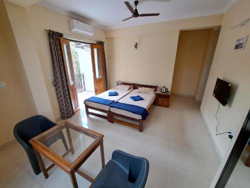 Shared lounge/TV area, D'souza's Guest House in Mapusa