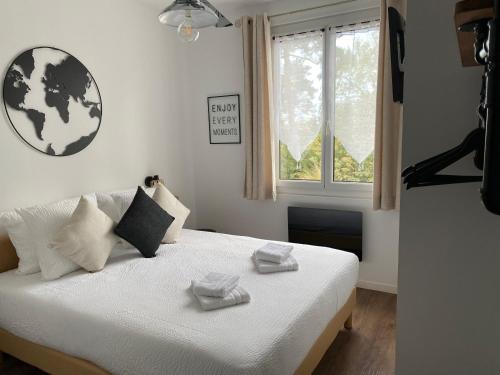 Logis Hôtel Emeraude des Bois Room Type - Double Room