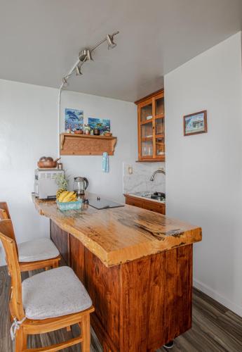 Konyha, Breezy Beachfront Bali-Style Haven 180 Degree OceanView in Punaluu (HI)