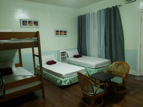 2 twin beds, 2 bunk beds