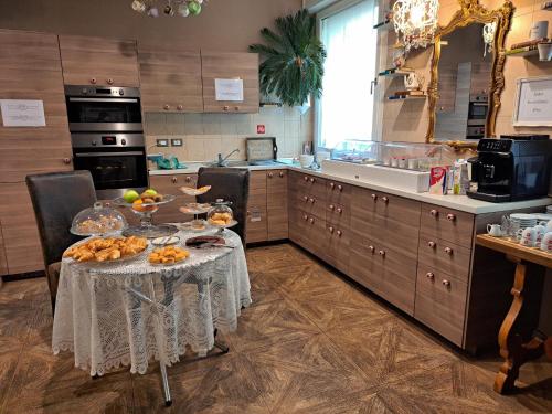 051 Room & Breakfast - image 2