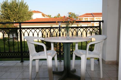 Village Inn Studios & Family Apartments - Photo 2