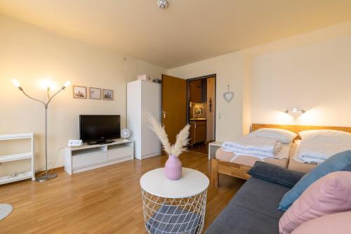 Ferienwohnpark Immenstaad am Bodensee Ein-Zimmer-Apartment 49 27 1.1km von Am Klötzenen Forst entfernt