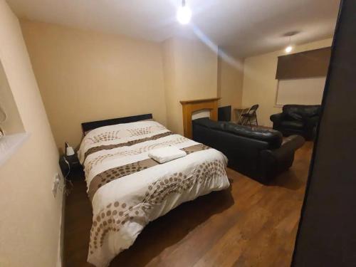 Spacious Double Bedroom Manchester - Accommodation - Middleton