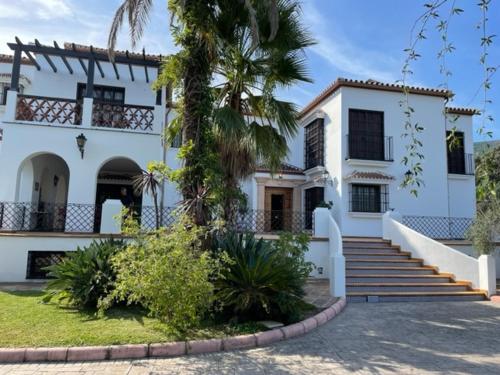 Luxe Haciënda La Campiña met verwarmd zwembad en tennisbaan.