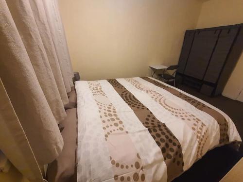 Spacious Double Bedroom Manchester - Accommodation - Middleton
