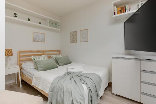 Light Studio with Balcony by Noclegi Renters, Warsaw