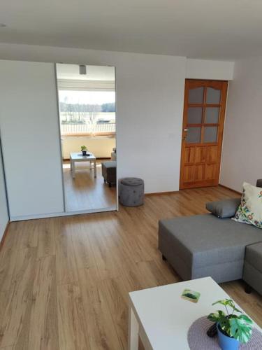 Apartament za lasem