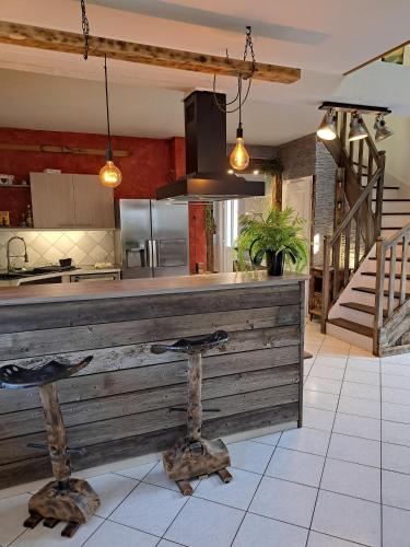 кухня, GÎTE REDROOSTER HOME - 160m2, 4 ch, 2 sdb, fibre, parking, sauna, bain à remous (GITE REDROOSTER HOME - 160m2, 4 ch, 2 sdb, fibre, parking, sauna, bain a remous) in Theys